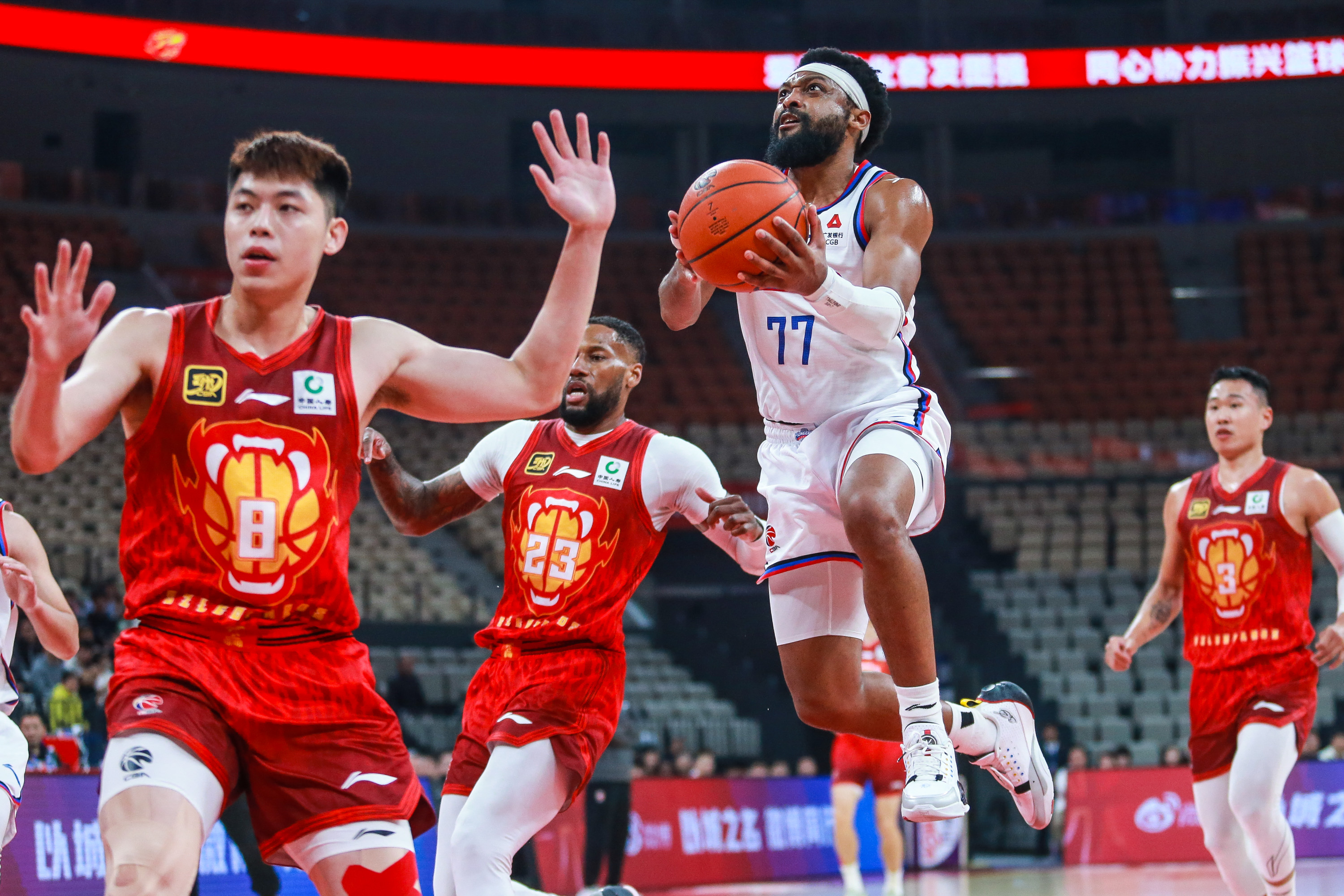 天津男篮在客场比赛中获得胜利，一场硬仗