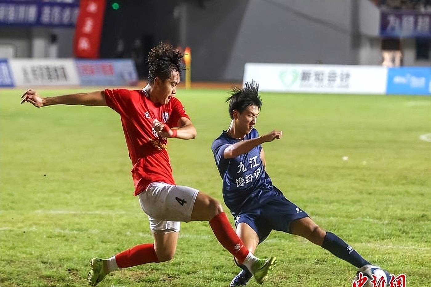 关于精彩的足球赛事引发球迷热情，强队对抗谁能取胜？的信息